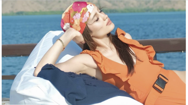 Aksi Cinta Laura Berbalut Swimsuit di Labuan Bajo Bikin Gaduh! Netizen Nyebut: Astagfirullah