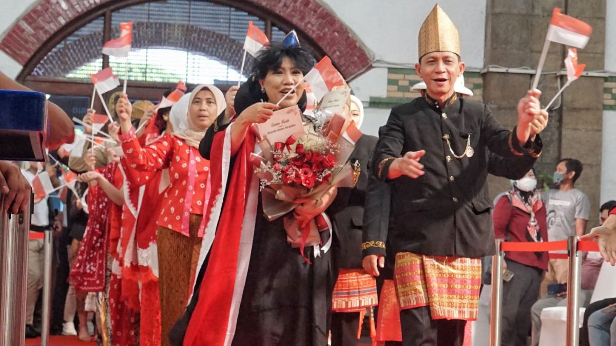 Fashion show kebaya Kemerdekaan Anne Avantie pada pegawai KAI di Stasiun Tawang Semarang Rabu (17/8/2022). [Semarang.suara.com]