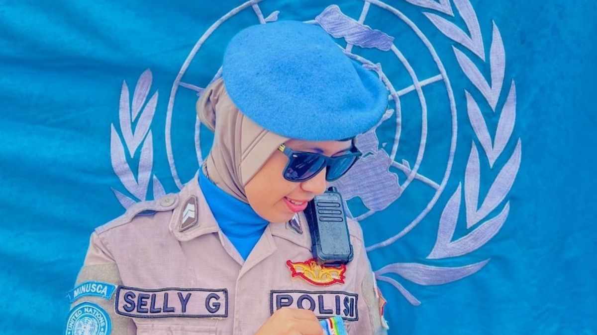 Polwan cantik Briptu Selly Gabriella anak buah Krishna Murti. [Instagram @sgabriellaaa]