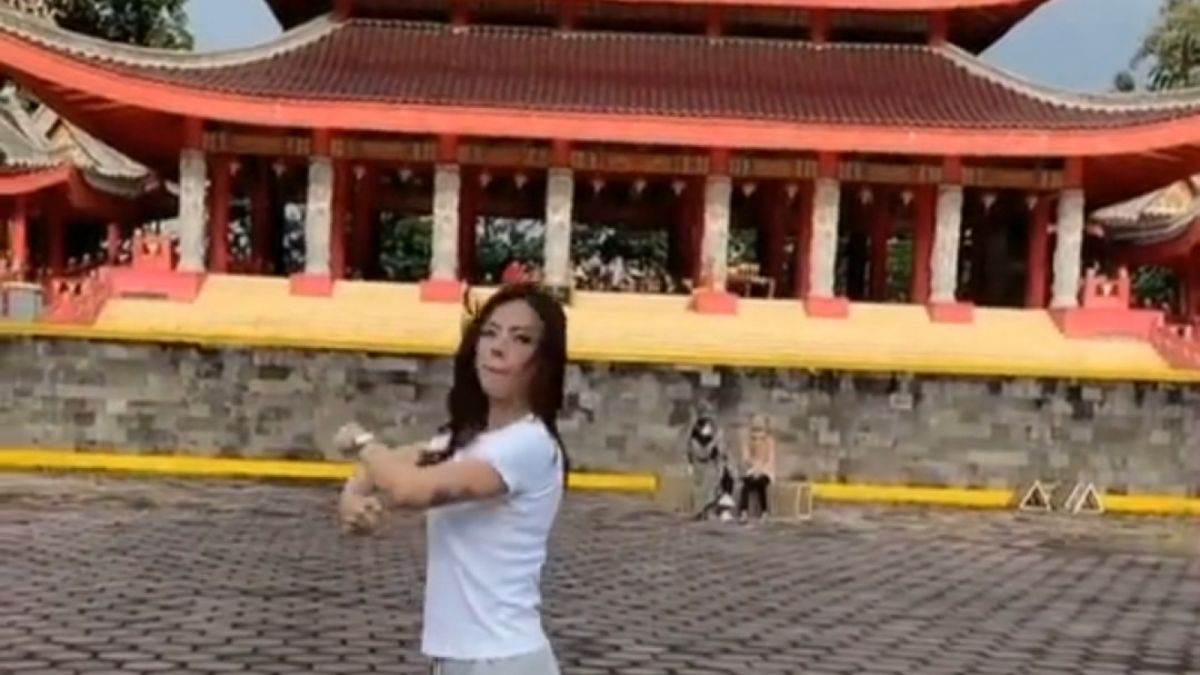 Nita Gunawan di Klenteng Sam Poo Kong [Instagram @nitagunawan09]