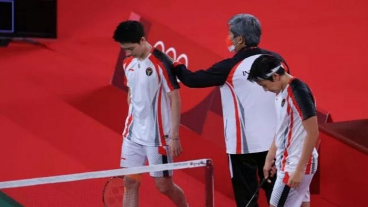 Pelatih Herry Iman Pierngadi memberi instruksi pada Kevin Sanjaya Sukamuljo/Marcus Fernaldi Gideon. [NOC Indonesia]