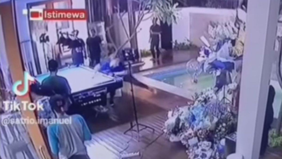 Rizky Billar hendak lempar bola biliar ke arah Lesti Kejora [Instagram @tante.rempong.official]