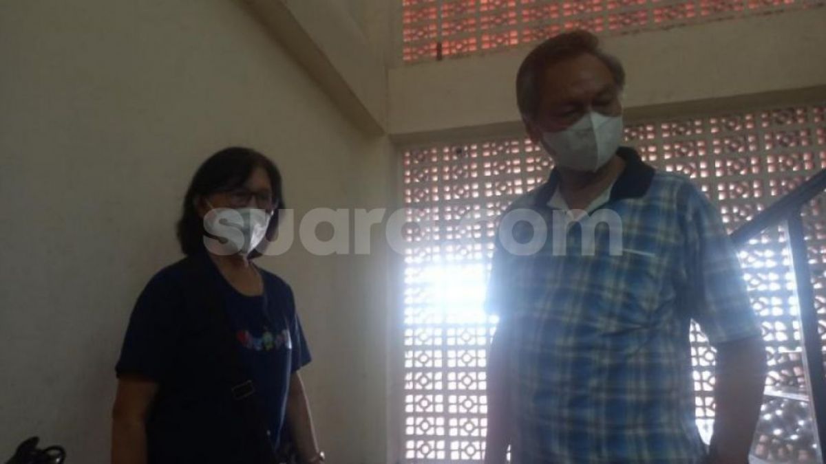 Kerabat Korban Satu Keluarga Tewas Kelaparan di Kalideres [Suara.com/Yosea Arga Pramudita]