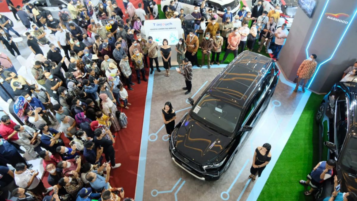Suasana pengunjung berebut tempat saksikan Toyota All New Kijang Innova Mobil Hybrid di GIIAS Semarang, Rabu (23/11/2022) [Sendhang Daaru/Suarasemarang.com]