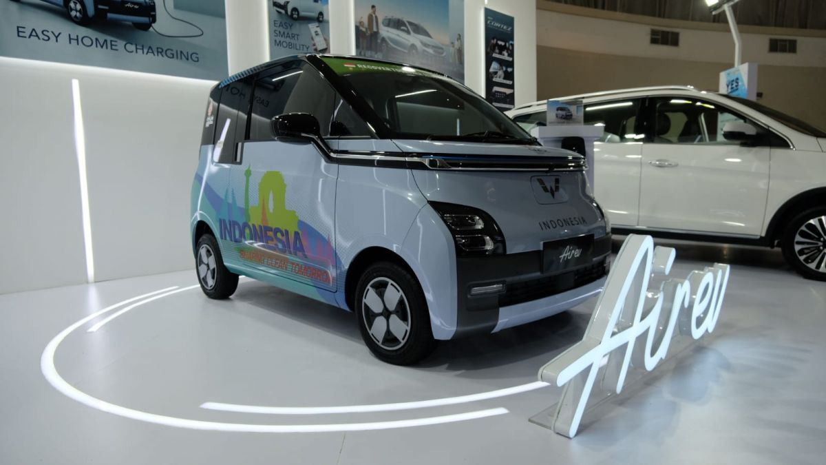 Wuling Air ev, kendaraan listrik yang digunakan di KTT G20 Bali dipamerkan di GIIAS Semarang. [Sendhang Daaru/Suarasemarang.com]