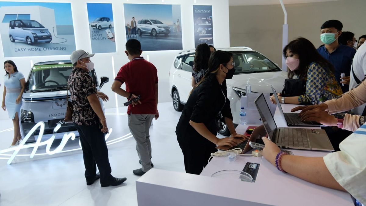 Suasana di booth Wuling di GIIAS Semarang 2022. [Sendhang Daaru/Suarasemarang.com]