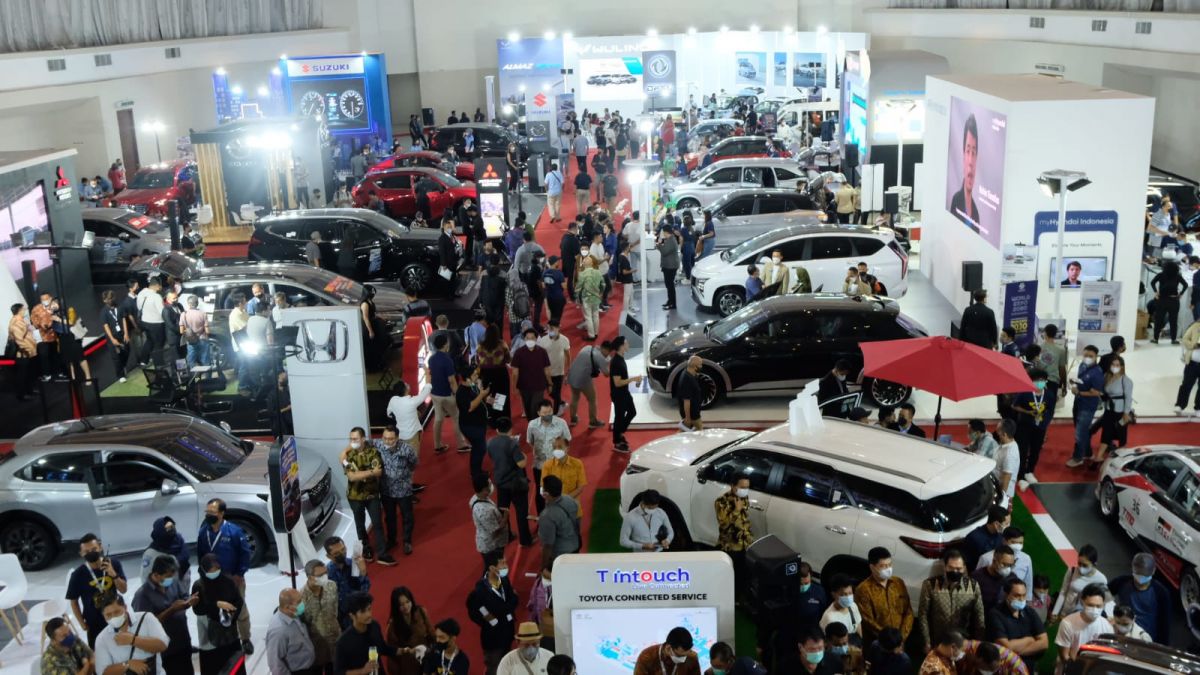 Pengunjung pada hari pertama GIIAS Semarang 2022. [Sendhang Daaru / (Semarang.suara.com)]