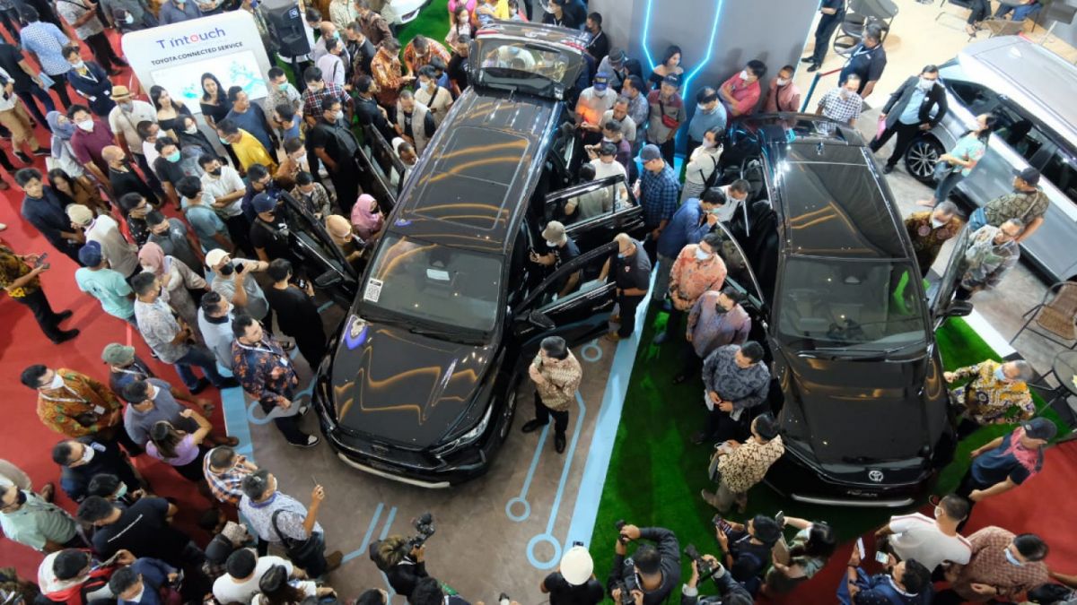 Keramaian masyarakat saat peluncuran All New Kijang Innova Zenix Hybrid di GIIAS Semarang 2022 [Sendhang Daaru/ (Semarang.suara.com)]