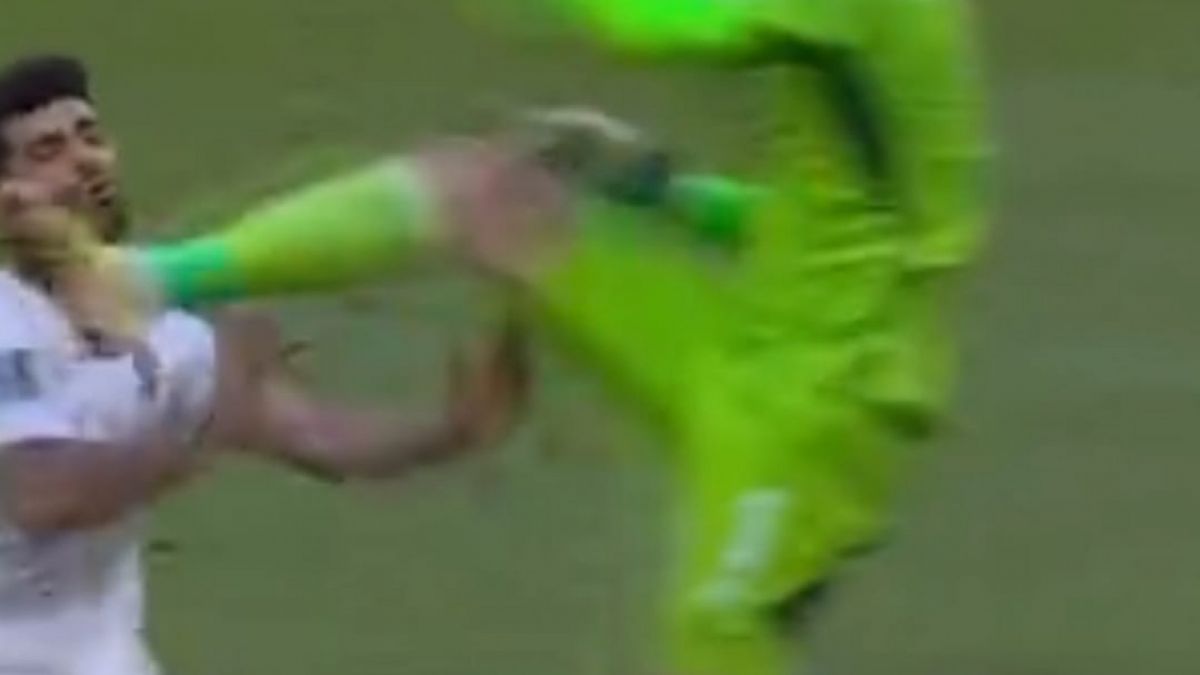 Momen saat pelanggaran kiper Wales Wayne Hennesey ke pemain Iran berbuntut kartu merah pertama di Piala Dunia 2022. [Instagram Vidio]