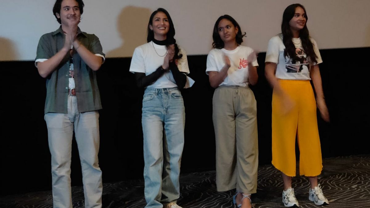 Jerome Kurnia, Arawinda Kirana dan pemain Like and Share. [Semarang.Suara.com]