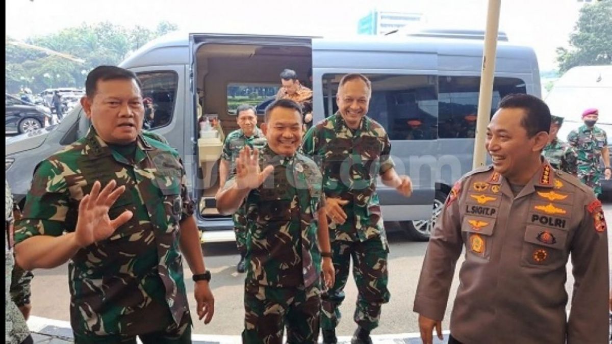 Calon Panglima TNI Laksamana Yudo Margono saat menjalani fit and proper tes di DPR RI. Tampak Kapolri Jenderal Listyo Sigit Prabowo dan KSAD TNI Jenderal Dudung Abdurrahman mendampingi Yudo Margono. (Suara.com/Novian)
