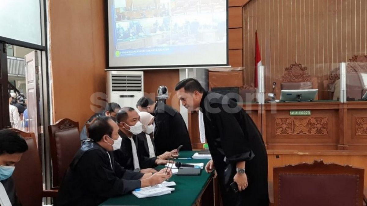 Pengacara Bharada E saat berada di sidang kasus pembunuhan berencana Brigadir J di PN Jakarta Selatan. (Suara.com/Arga)