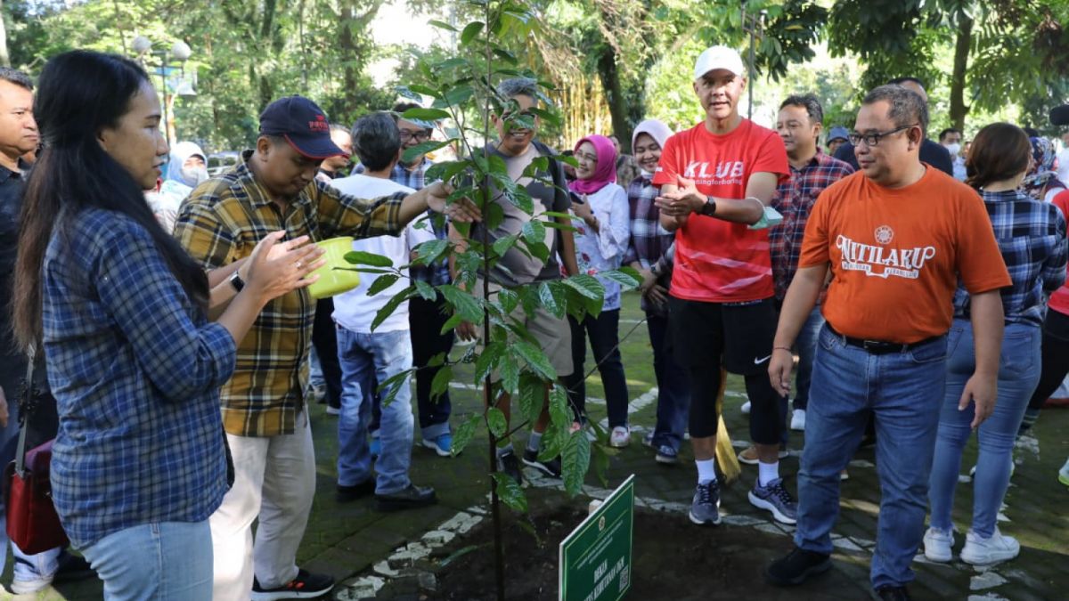 Gubernur Jateng Ganjar Pranowo tanam pohon kepel buharol di UGM [Dok. Semarang.suara.com]
