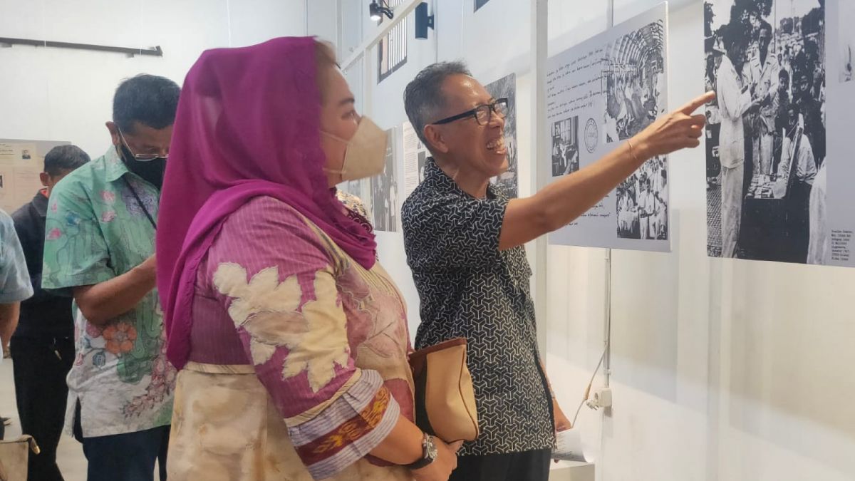 Walikota Semarang Hevearita Gunaryanti Rahayu atau Mbak Ita bersama Firman Ichsan di pameran dokumentasi arsip Mohammad Ichsan Ode Untuk Ayah, Ode for a Father di Oudetrap Kota Lama. [Semarang.suara.com]