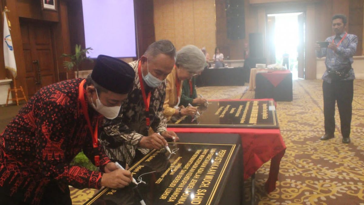 Program kerja Ikatan Alumni SMA Negeri 5 Semarang dirikan Perpustakaan Much. Sahid. [Semarang.suara.com]