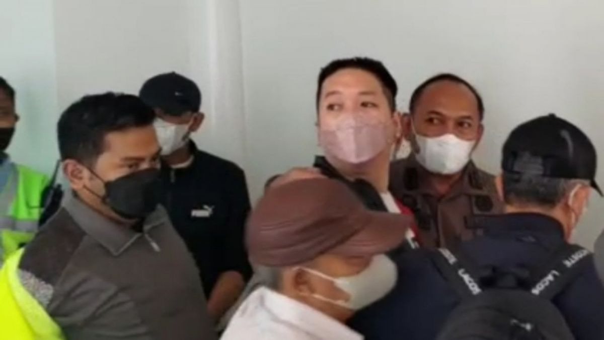 Agus Hartono ditangkap Kejati Jateng saat turun dari pesawat. [Dok. Semarang.suara.com]
