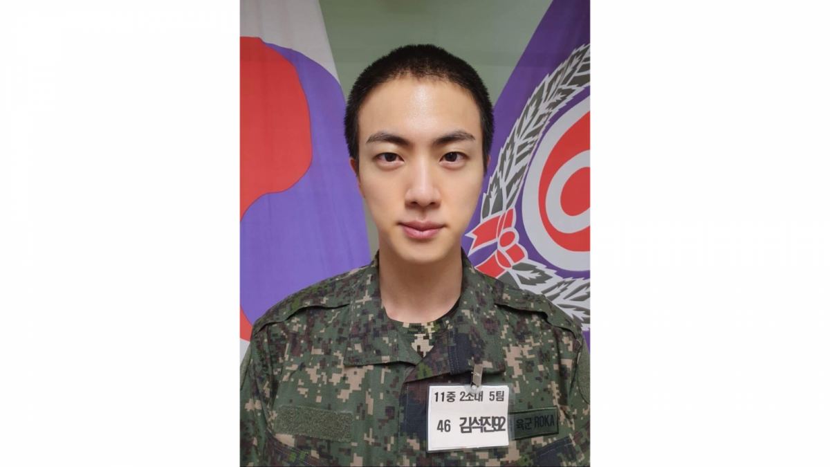 Jin BTS dalam seragam militer. [Soompi]