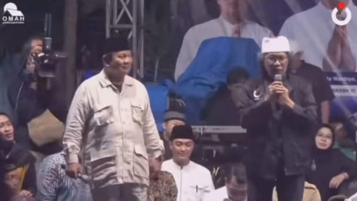 Budayawan Emha Ainun Nadjib atau Cak Nun dalam satu panggung dengan Prabowo Subianto. [Tangkapan Layar Instagram @undercover.id]