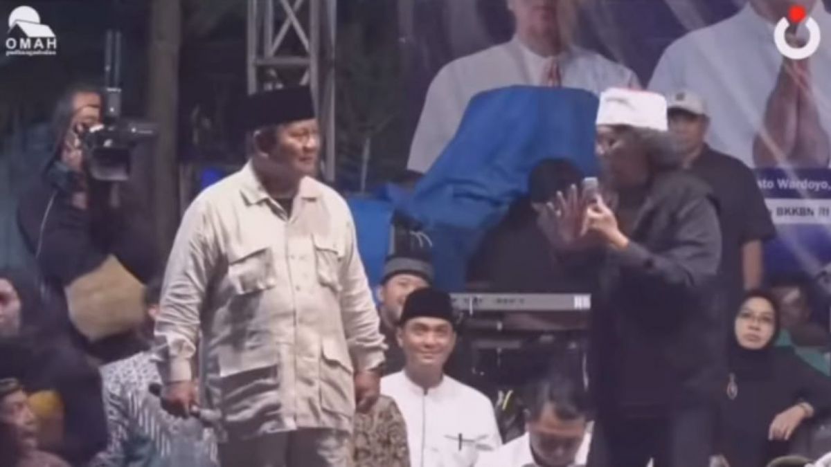 Prabowo Subianto Menteri Pertahanan RI saat menyimak rioasting dari Budayawan Emha Ainun Nadjib atau Caknun. [Tangkapan layar Instagram @undercover.id]
