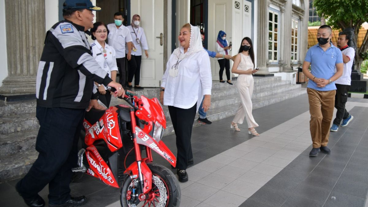 Motor listrik Uwinfly CSR ke Pemkot Semarang. [Dok. Semarang.suara.com]