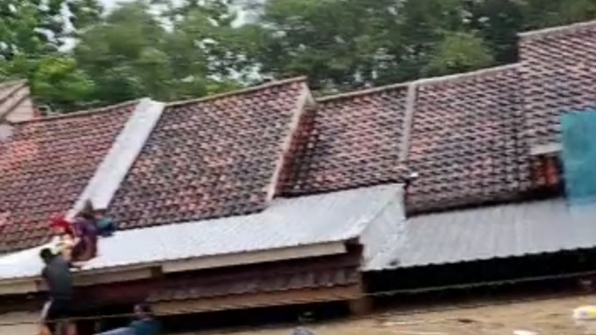 Kondisi banjir di Perumahan Dinar Indah, Meteseh, Tembalang, Kota Semarang, Jumat 6 Januari 2023. [Tangkapan layar di video media sosial]