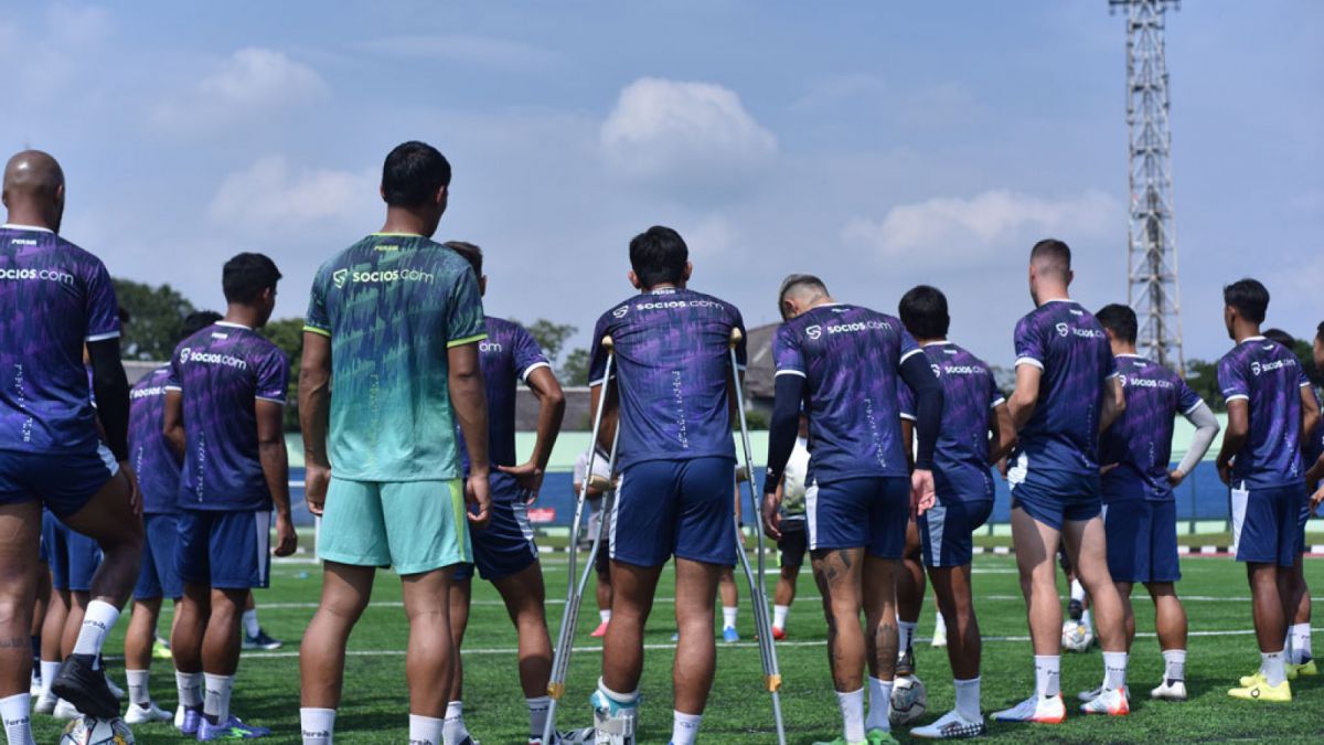 Pelatih Persib Bandung mengumpulkan anak didiknya termasuk Zalnando yang masih dalam tahap pemulihan cedera [Persib]