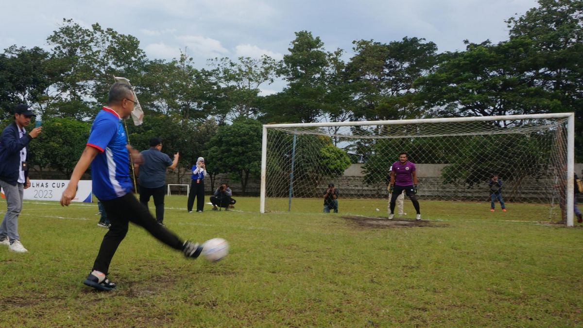 The Moment of Zulkifli Hasan Taking a Penalty Kick (Semarang Voice)