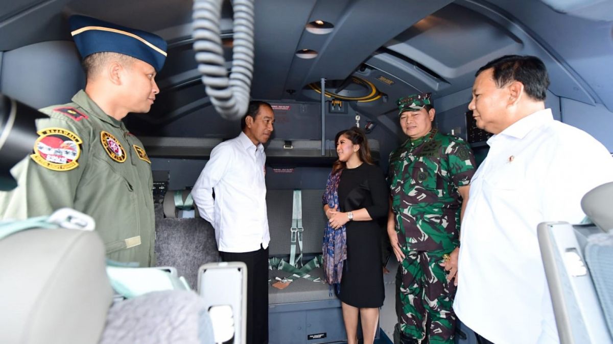 Presiden Jokowi melihat secara langsung di dalam pesawat canggih Super Hercules. [BPMI Setpres.]