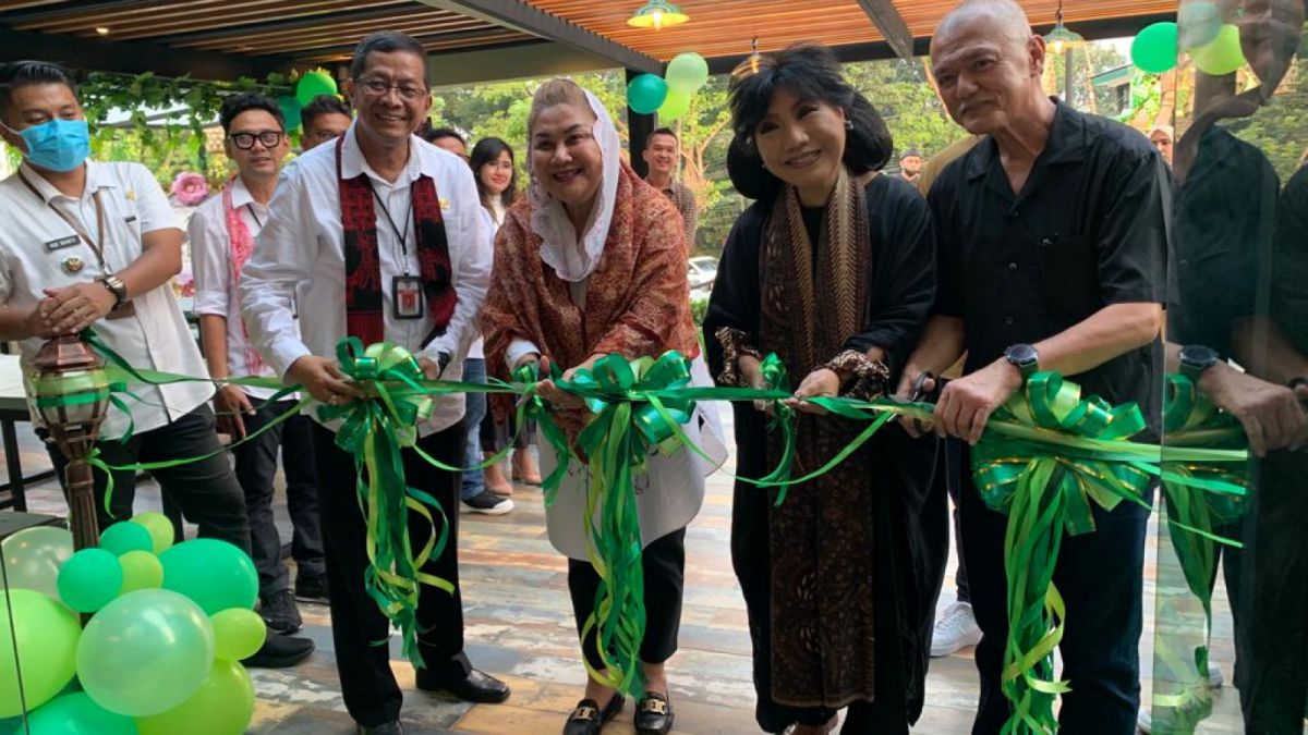 Walikota Semarang Hevearita Gunaryanti Rahayu atau Mbak Ita membuka opening Baba Kopitiam. [Semarang.suara.com]