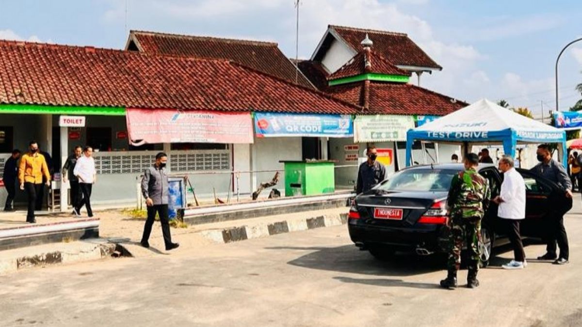 Presiden Jokowi meninggalkan SPBU Seputih JayaLampungTengah. [BPMI Setpres.]