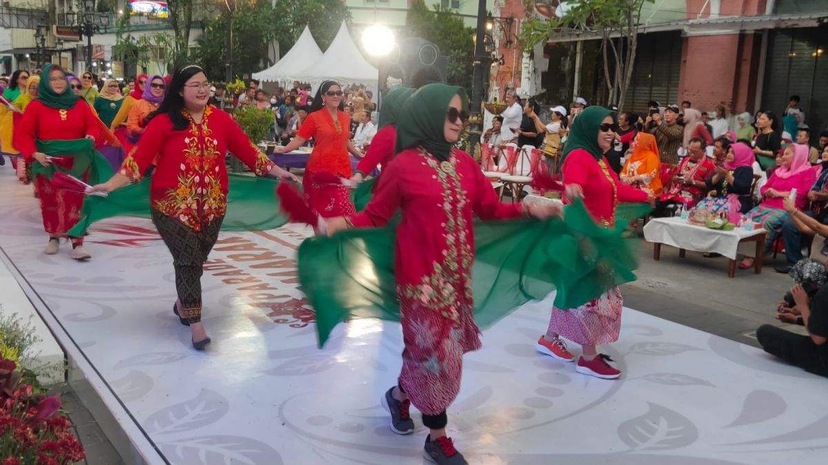 Tren fashion sarung di Parade Sarungku Gayaku Kota Lama Semarang. [Semarang.suara.com]