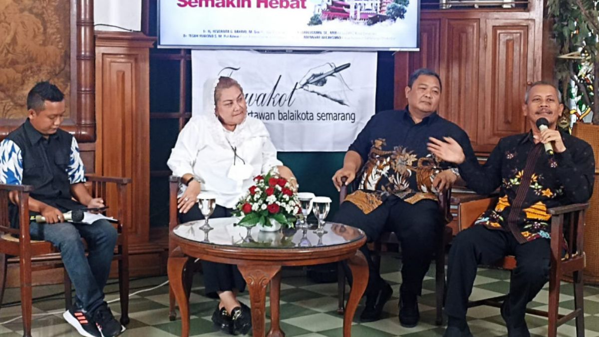 Teguh Yuwono (kanan) Pengamat politik dan akademisi dosen Ilmu Pemerintahan Universitas Diponegoro (Undip) Semarang. [Semarang.suara.com]