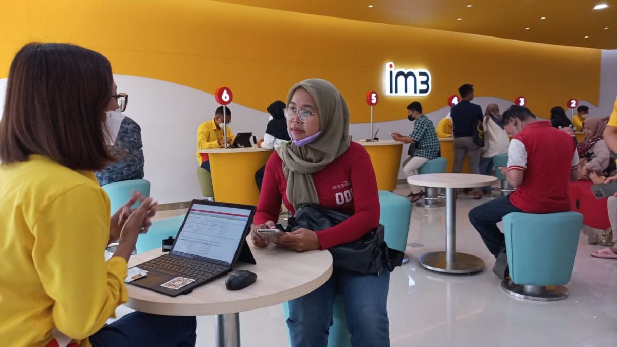 Pelayanan kepada pelanggan di gerai IM3 Pandanaran Semarang. [Suara Semarang]