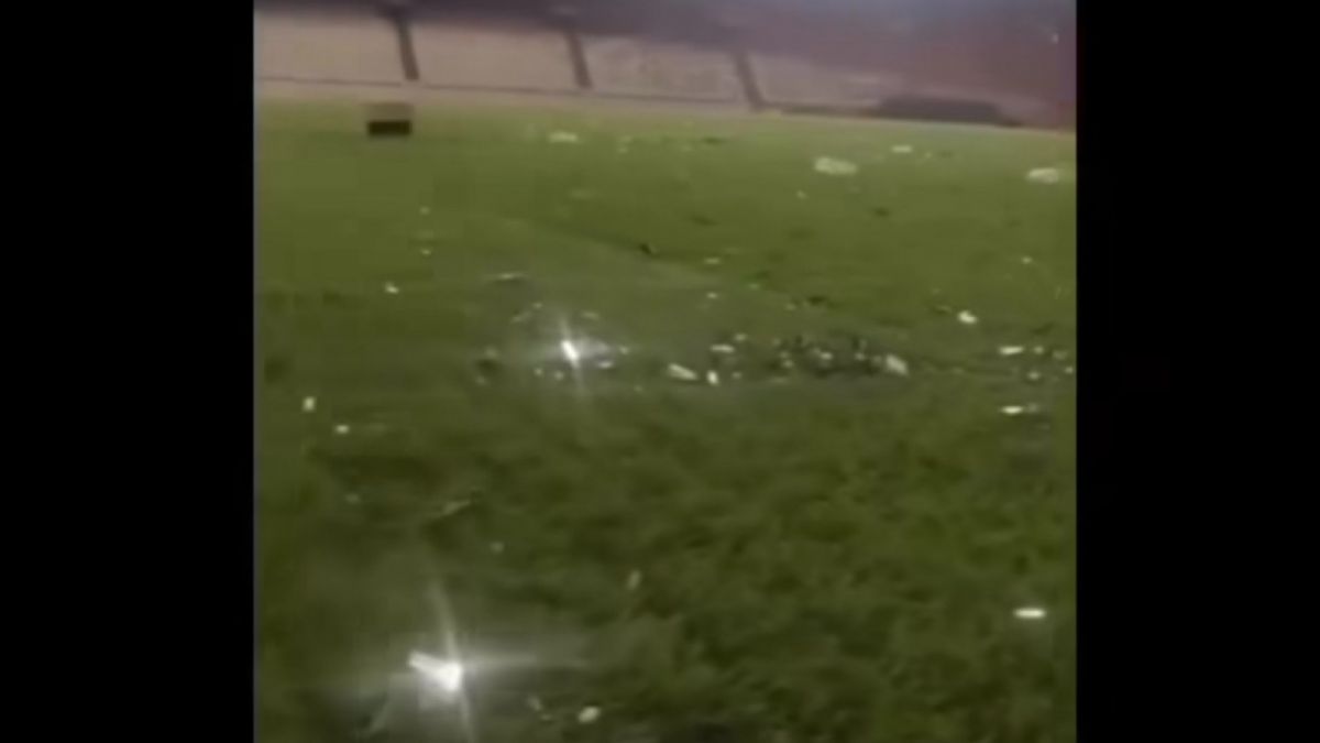 Video viral tersebut ramai diperbincangkan di media sosial Twitter hingga Instagram, tampak kondisi rumput stadion GBK yang rusak [Instagram @stadionlovers]