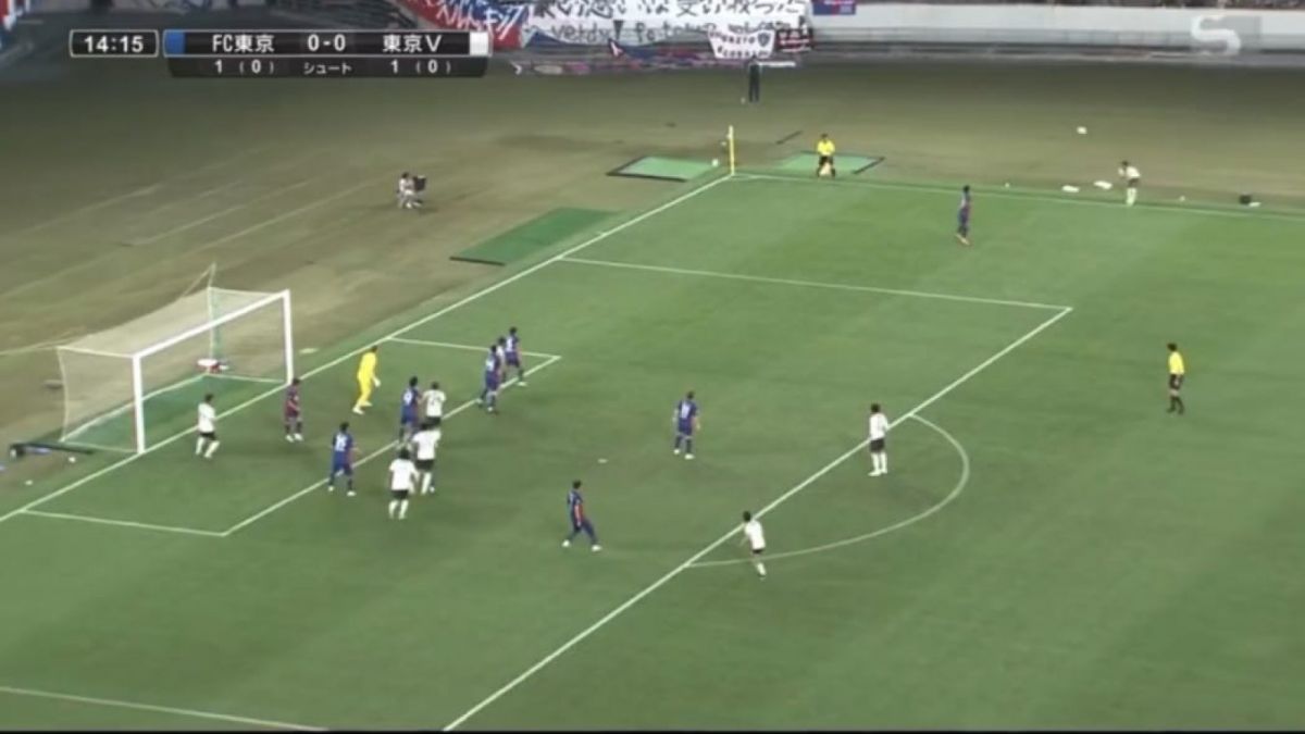 Lemparan Pratama Arhan Tokyo Verdy mebahayakan gawang Tokyo FC [Twitter @indo_jleague]