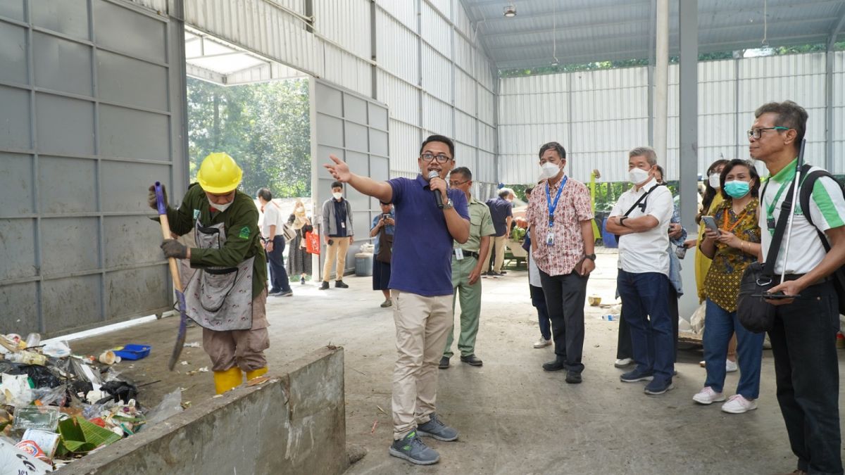 CEO PT Greenprosa Adikara Nusa (Greenprosa), Arky Gilang Wahab saat menjelaskan prosespengolahan sampah kolaborasi Greenprosa bersama Taman Safari Indonesia (TSI) melalui IntegratedWaste Management (IWM) kepada stakeholders Yayasan Dharma Bhakti Astra (YDBA) [Suara Semarang/Dok]