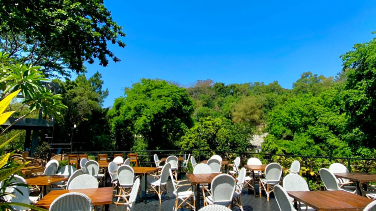 Pool Deck Space Hotel Oak Tree Emerald Semarang. [Dok Oak Tree Emerald]