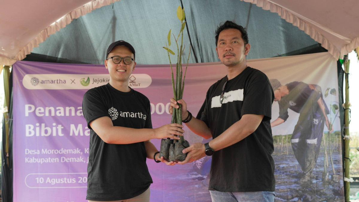 Amartha Gandeng Jejakin Tanam 1000 Mangrove di Pantai Morodemak Demak. [Dok Amartha]