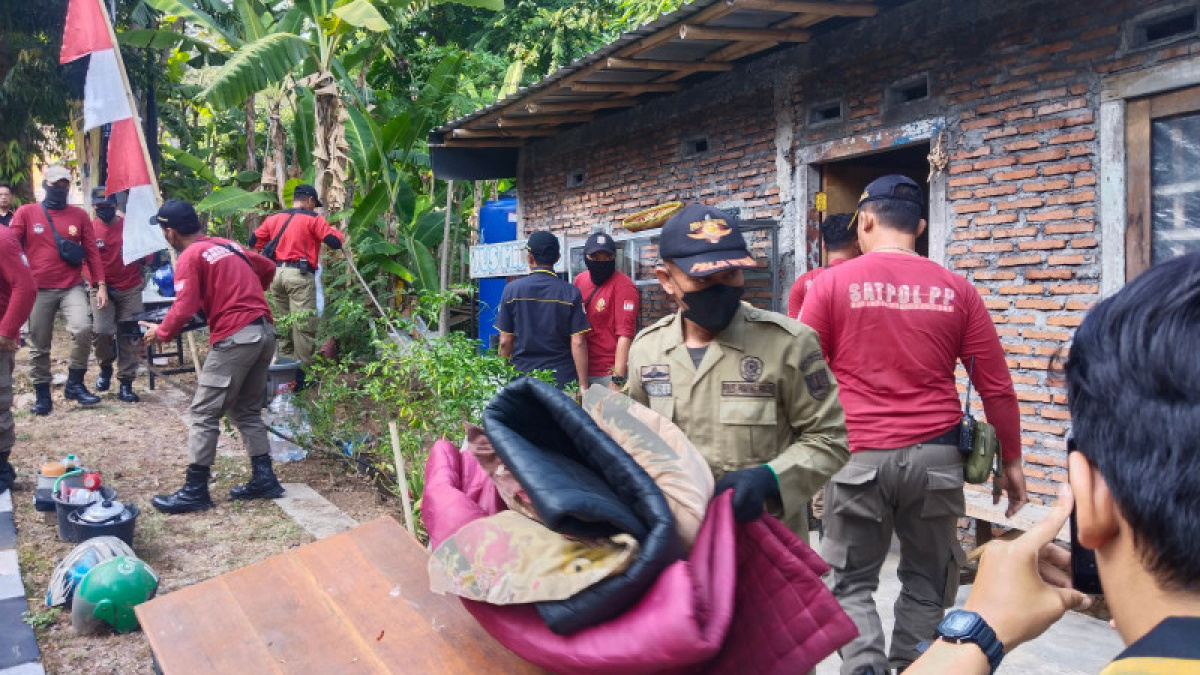 Satpol PP Kota Semarang tertibkan bangunan hunian liar di Gombel Lama. [Dok]