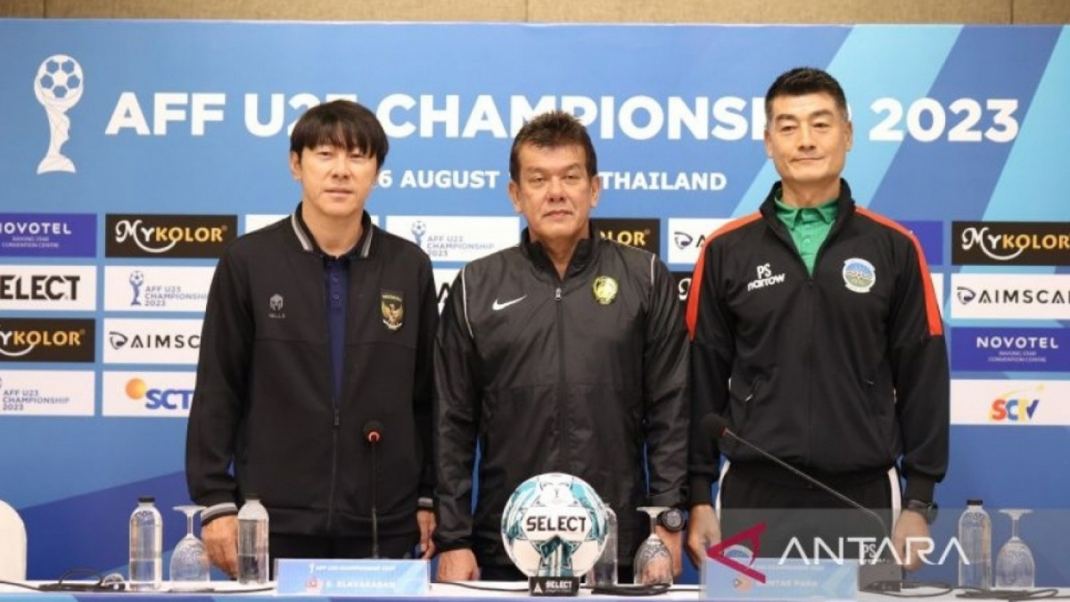 Pelatih tim nasional Indonesia Shin Tae-yong (kiri), pelatih timnas Malaysia Elangowan Elavarasan (tengah) dan pelatih Timor Leste Park Soo-tae (kanan) dalam konferensi pers Piala AFF U-23 2023, Jumat (17/08/2023). [(ANTARA/HO-PSSI)]
