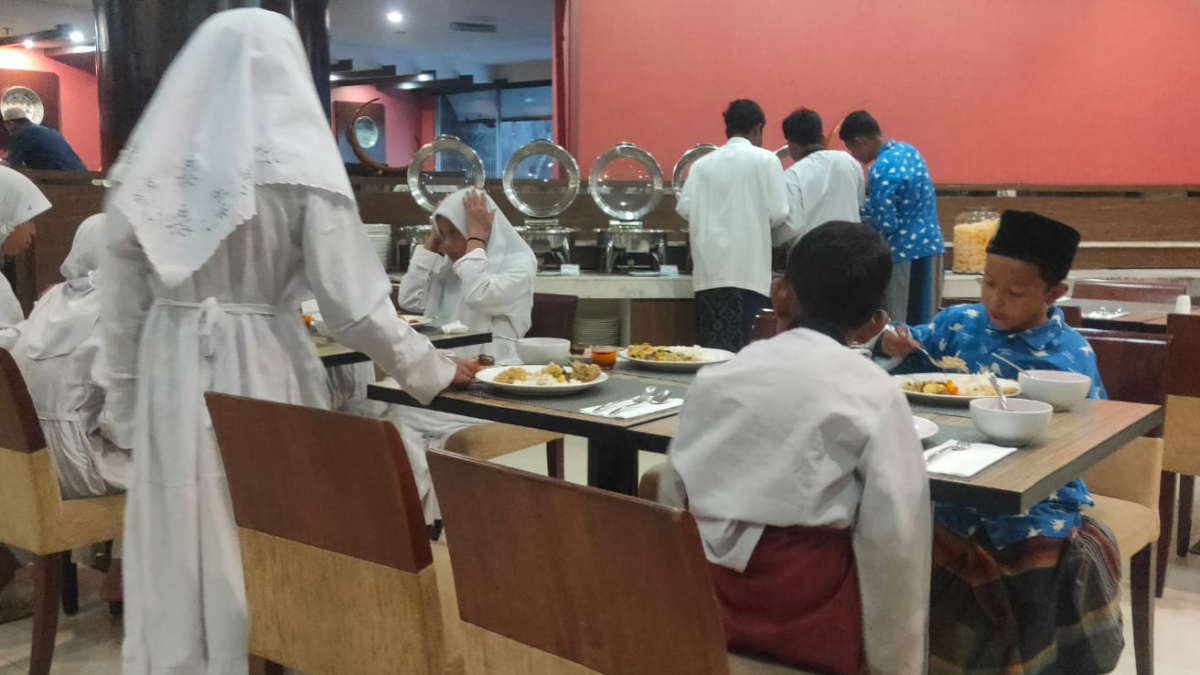 Hotel Santika Semarang Berbagi Kebahagiaan dengan Anak Panti Asuhan. [Semarang.suara.com]