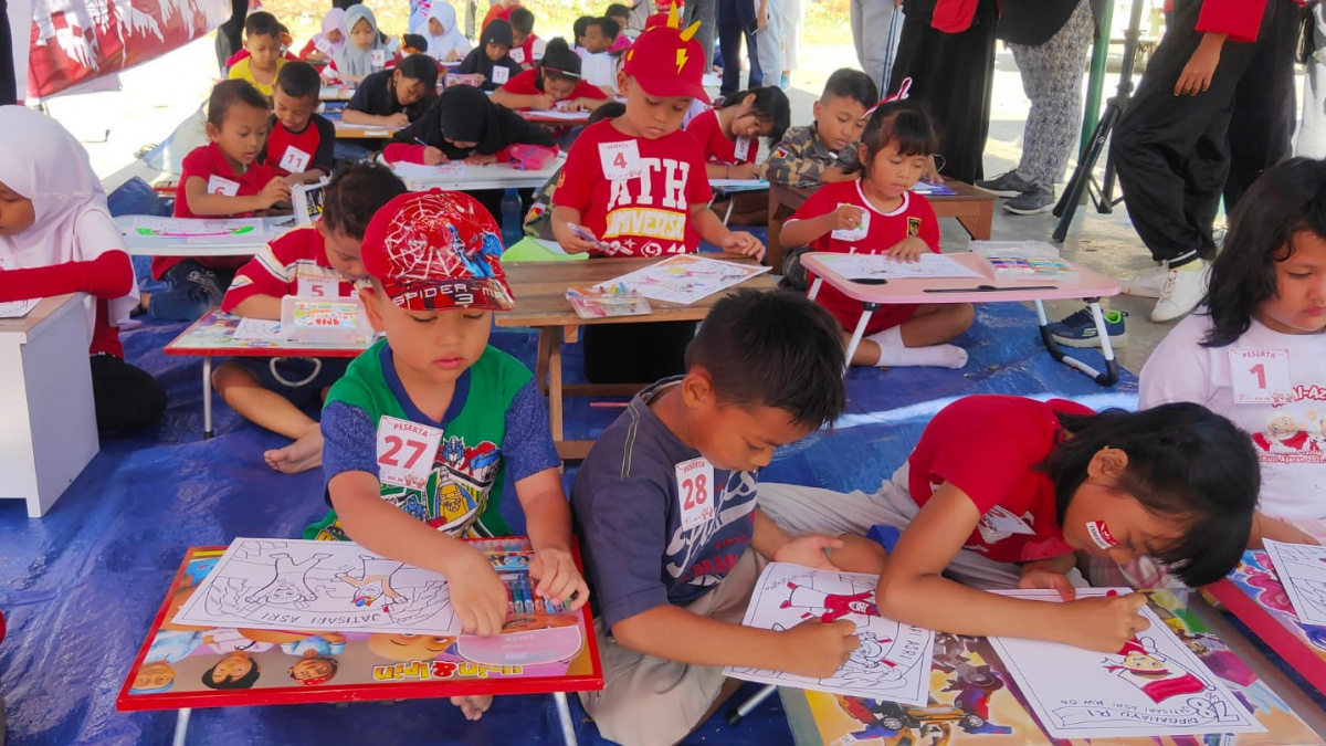 Kemeriahan HUT RI ke 78 Warga RW 06 Jatisari BSB Semarang, Jalan Sehat Hingga Lomba Mewarnai. [Semarang.suara.com]