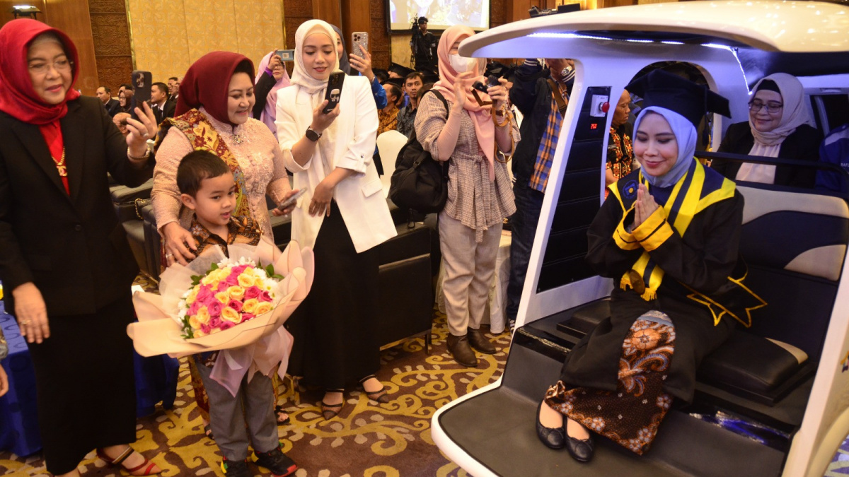 Becak Listrik Muncul di Tengah Acara Wisuda ke 78 Udinus, Becik KU Angkut Wisudawati Masuki Ruang Sidang Senat. [Dok Udinus]
