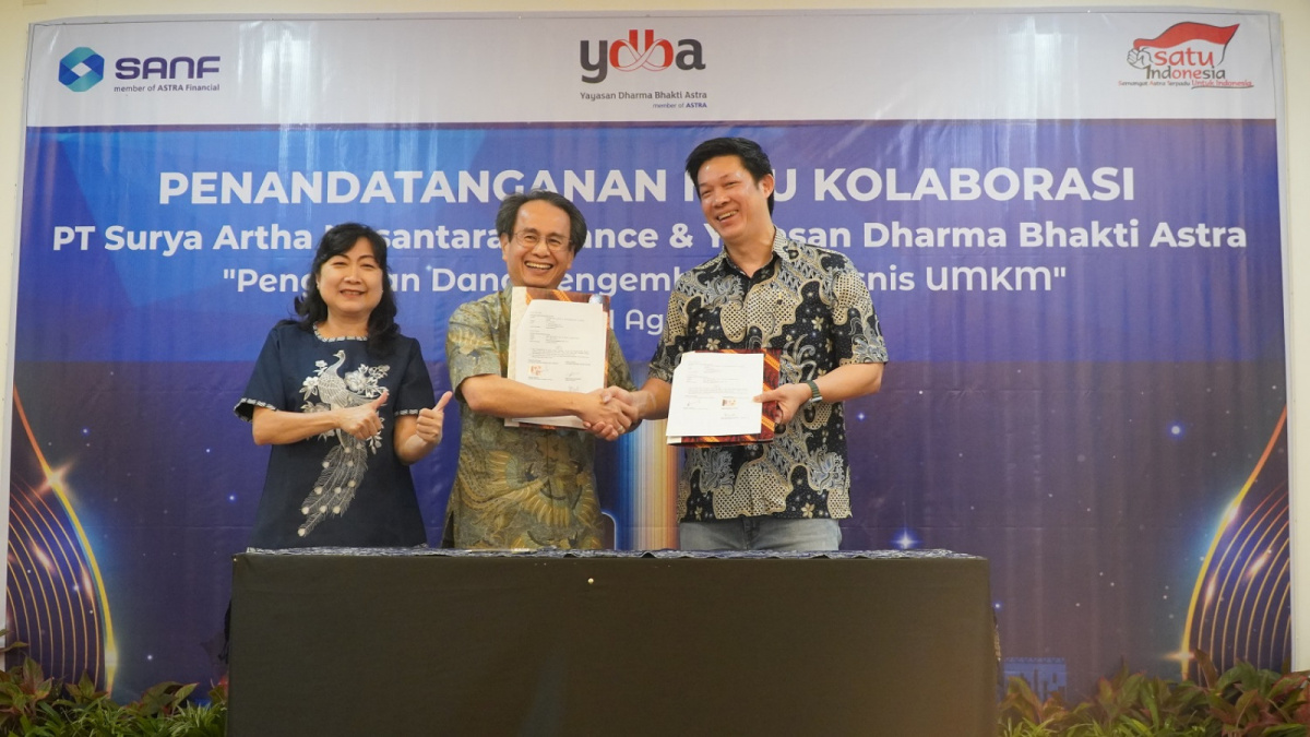Penandatanganan MoU Kolaborasi YDBA dan PT Surya ArthaNusantara Finance (SANF) dalam Program Penguatan Dana Pengembangan Bisnis bagi UMKMbinaan YDBA di Jabodetabek yang diwakili oleh Ketua Pengurus YDBA, Sigit P. Kumala(Tengah); Sekretaris Pengurus YDBA, Ema Poedjiwati (kiri) dan Finance Director SANF, HandyHartono (kanan) di Galeri YDBA, Jakarta, Kamis 31 Agustus 2023 [DOK]
