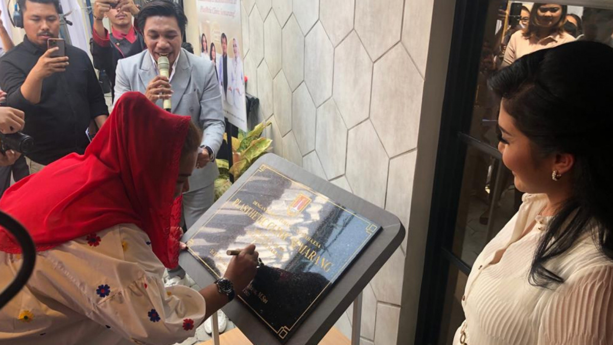 Walikota Semarang Hevearita Gunaryanti Rahayu resmikan Plasthetic Clinic Semarang. [Semarang.suara.com]