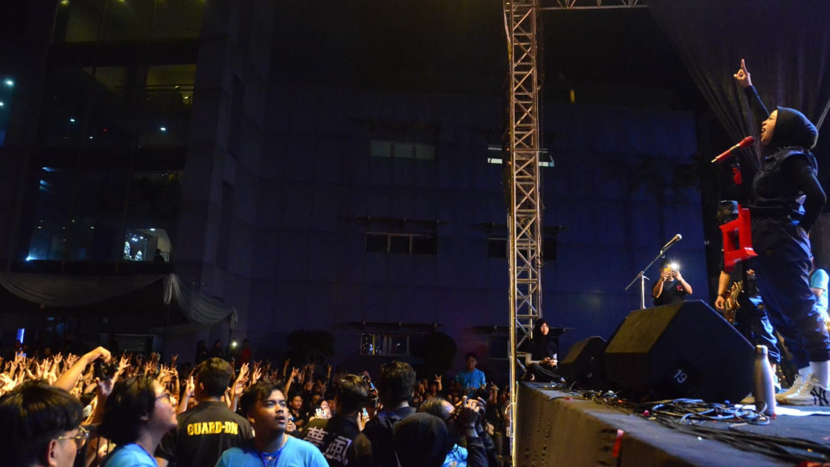 Konser Band Kotak Hibur Ribuan Mahasiswa Baru Udinus Semarang. [Dok Udinus]