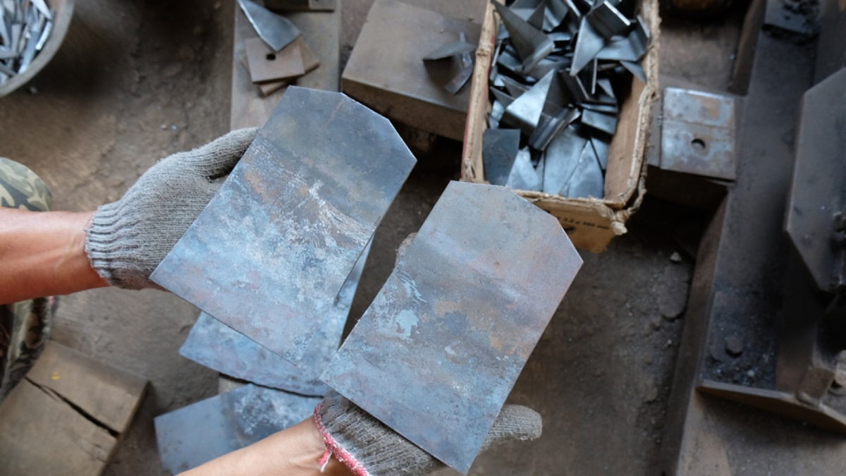 Lempengan pelat besi sesudah proses mal dan menunggu proses penempaan, pengelasan dengan plat baja, pengepresan dan lainnya [Diaz Abidin/Suara Semarang]