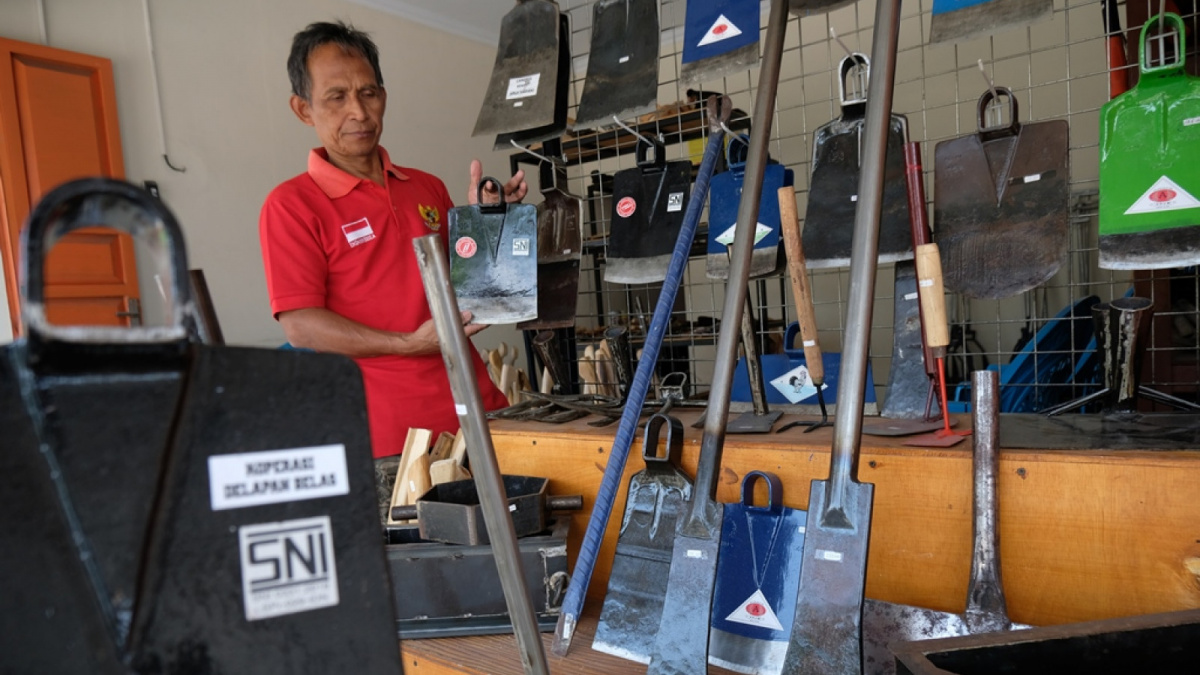 Potret cangkul merah putih dengan standar SNI dipajang di toko yang terletak di muka desa [Suara Semarang/Diaz Abidin]