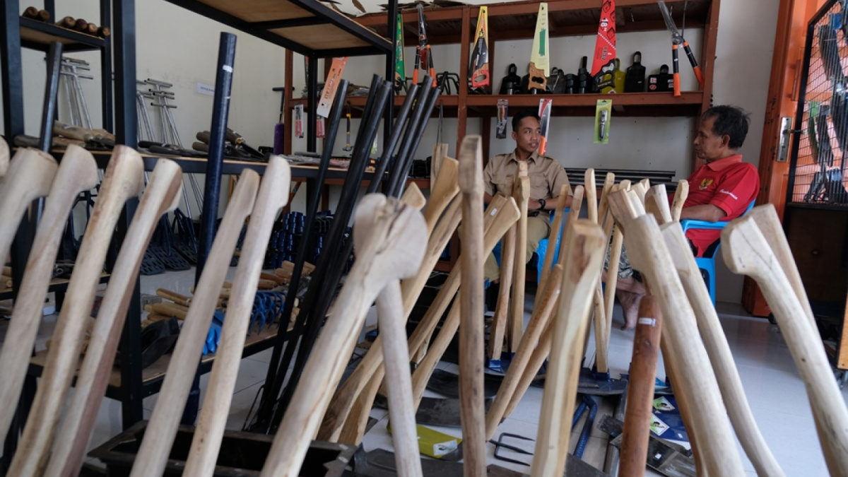 Beragam alat-alat pertanian dan perkebunan hingga lain-lain dipajang di toko milikinya yang berada di sisi gapura masuk desa sebagai ikon wilayah tersebut [Suara Semarang/Diaz Abidin]