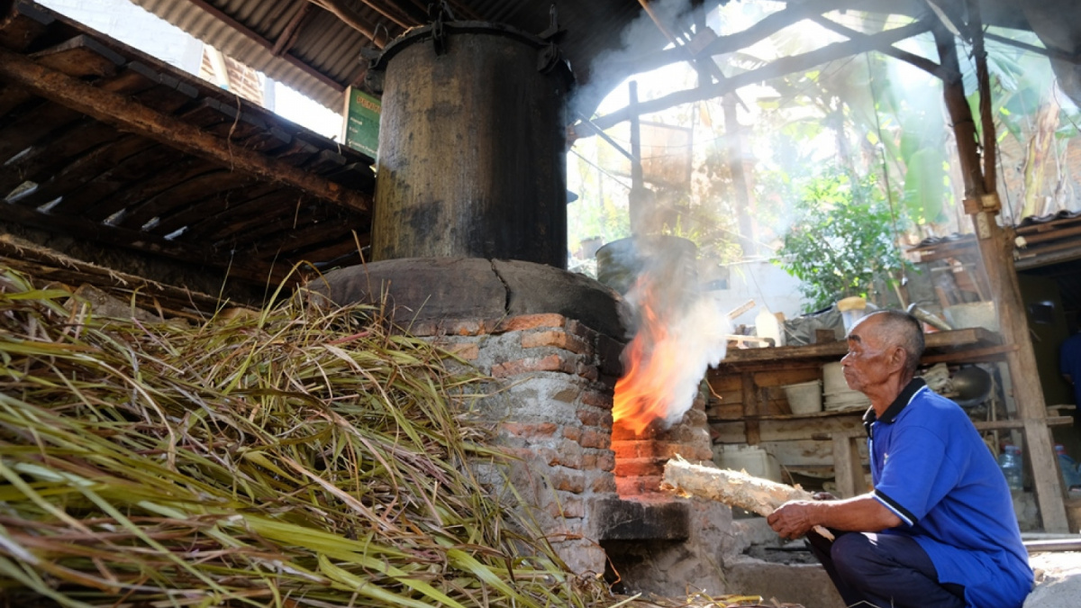 Menjaga nyala api tungku penyulingan Minyak Atsiri Serai Wangi [Suara Semarang/Diaz Abidin]
